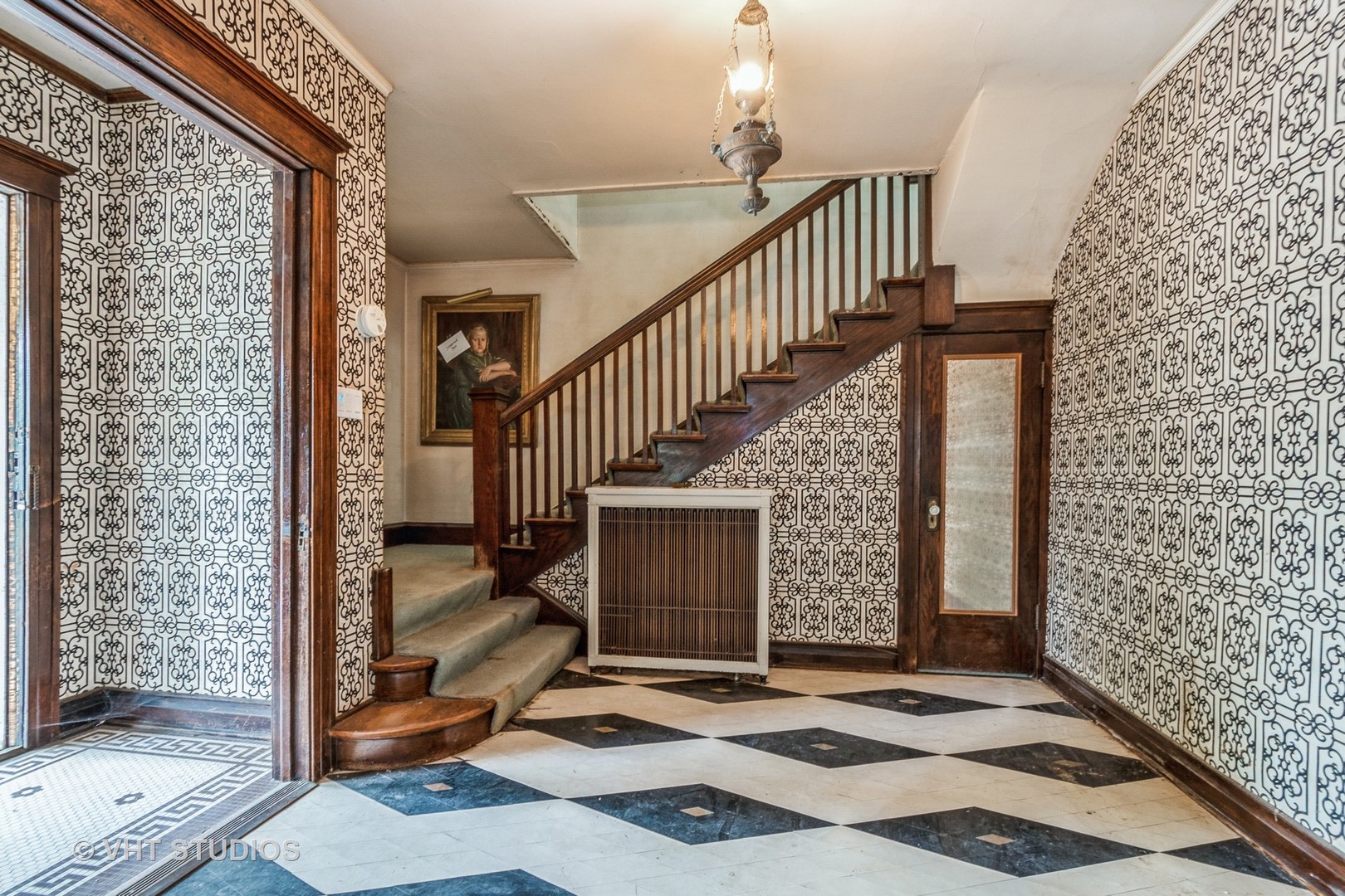 704 Sheridan Road Wilmette, IL 60091 - Photo 2 of 15 a view of entryway with a front door
