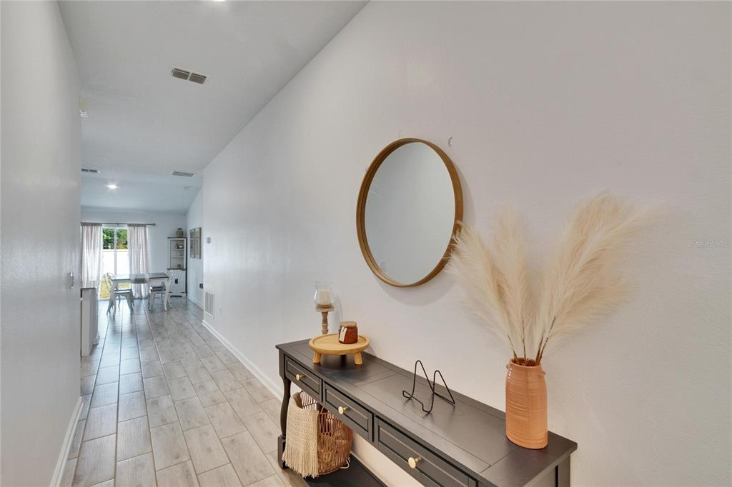 272 Pershing Street Bartow, FL 33830 - Photo 4 of 52 a room with furniture and a mirror