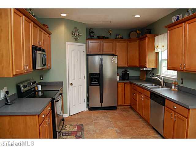 894 Hedgepath Terrace High Point, NC 27265 - Photo 2 of 16 Kitchen.