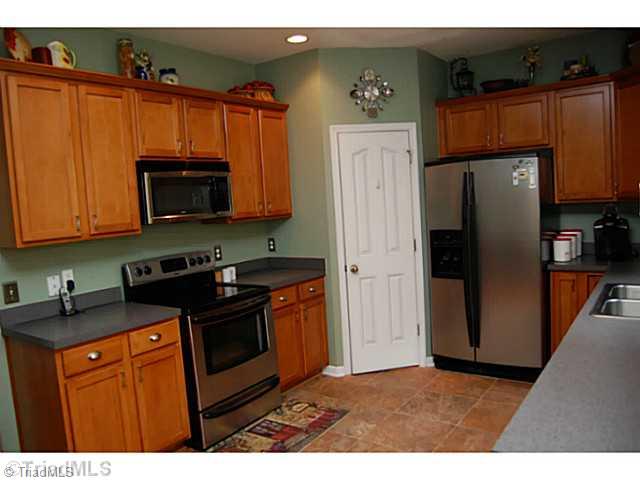 894 Hedgepath Terrace High Point, NC 27265 - Photo 3 of 16 Kitchen.