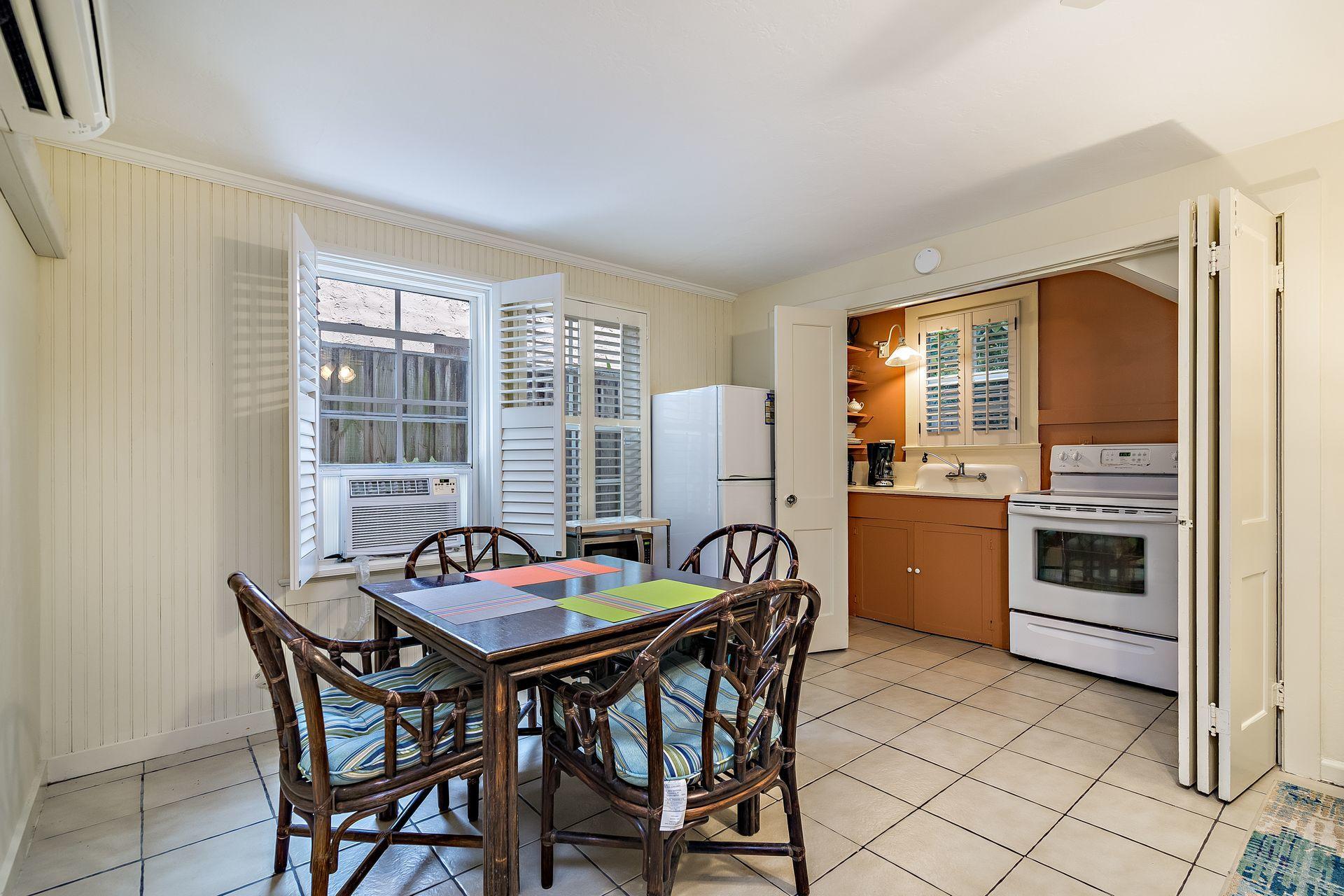 237 Dyer Road West Palm Beach, FL 33405 - Photo 19 of 36 Downstairs Kitchen/Dining