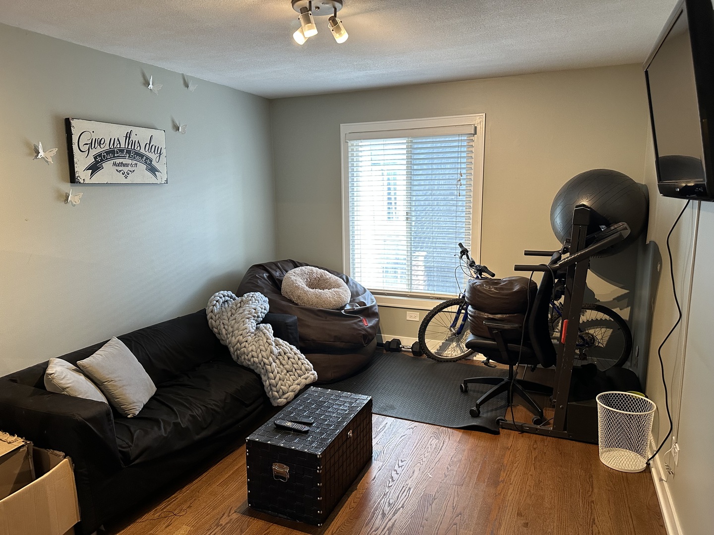 9830 Sayre Avenue, Unit 13 Chicago Ridge, IL 60415 - Photo 26 of 34 a living room with furniture and a window