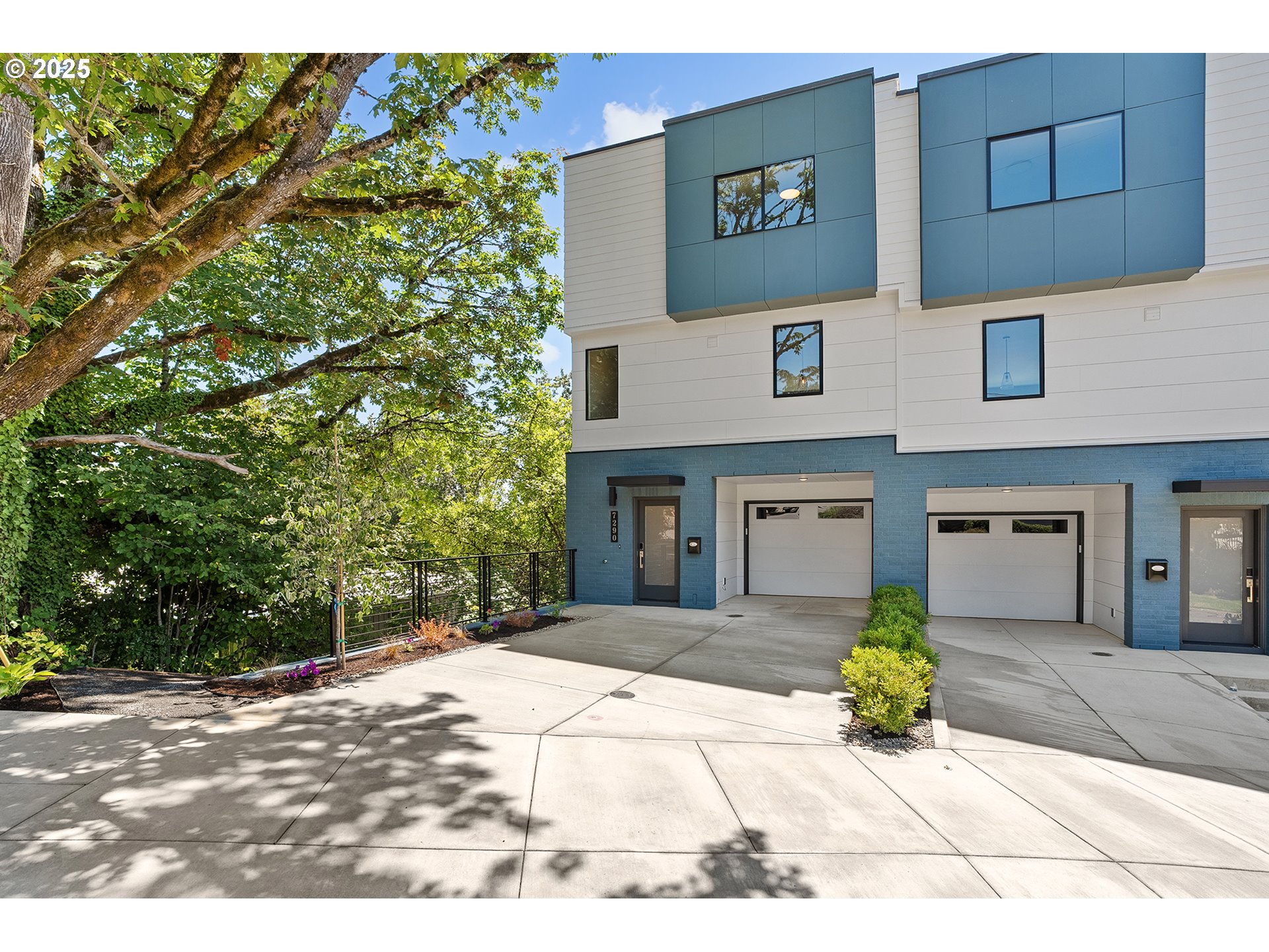 7298 Southwest 13th Drive Portland, OR 97219 - Photo 2 of 38