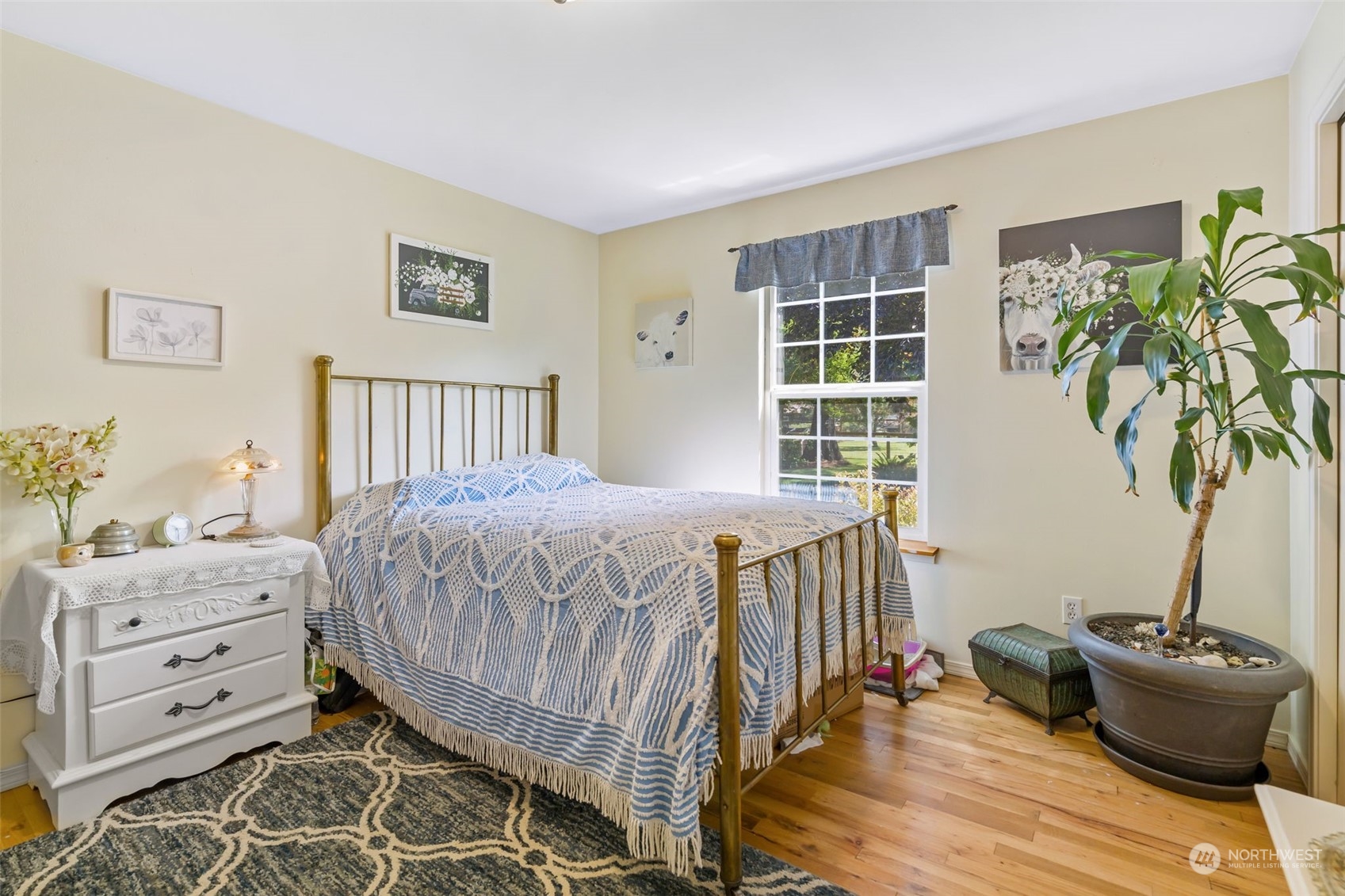 916 McLeod Road Bellingham, WA 98226 - Photo 18 of 40 a bedroom with a bed and a window