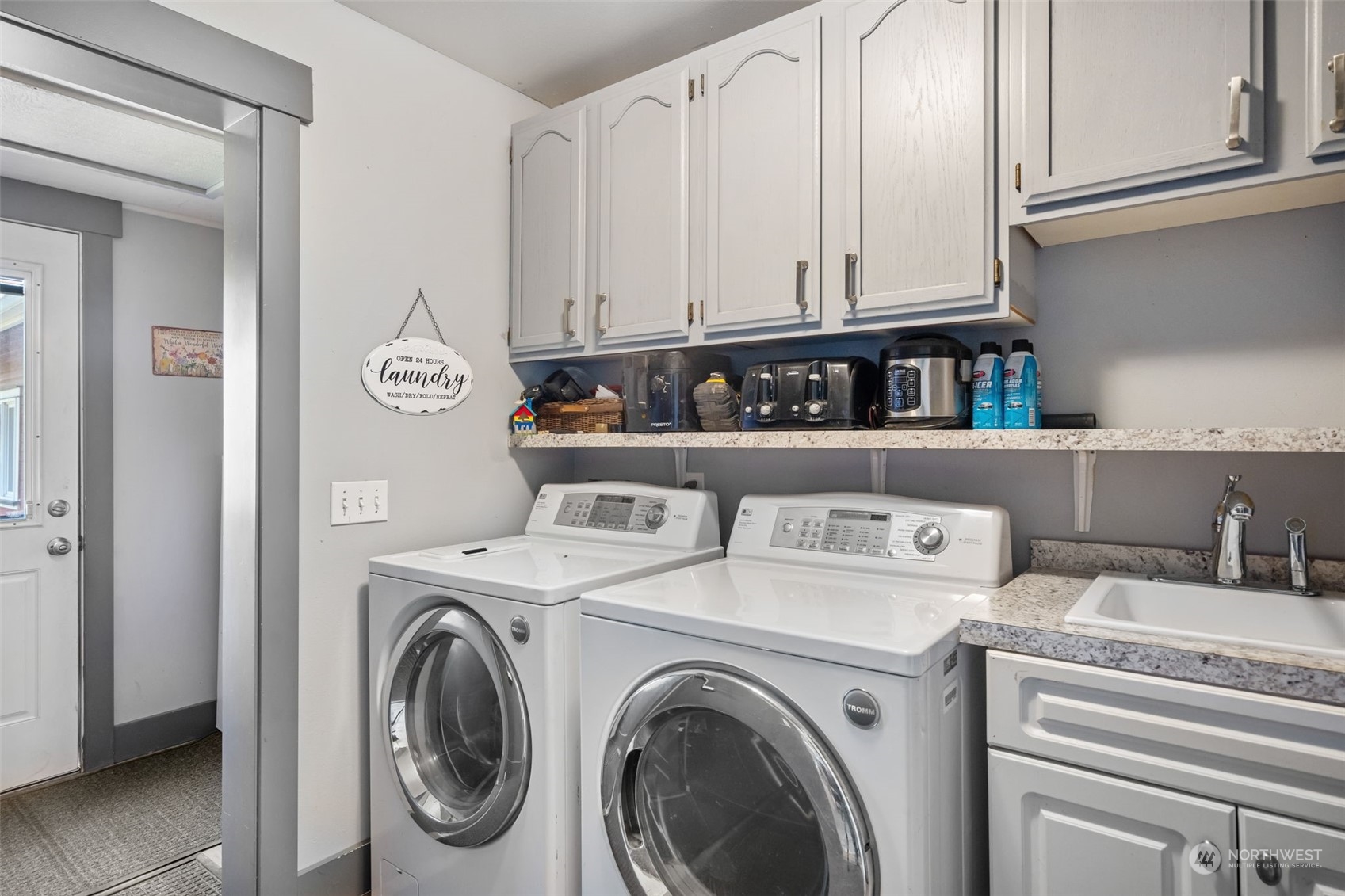 916 McLeod Road Bellingham, WA 98226 - Photo 20 of 40 a view of washer and dryer with kitchen countertops