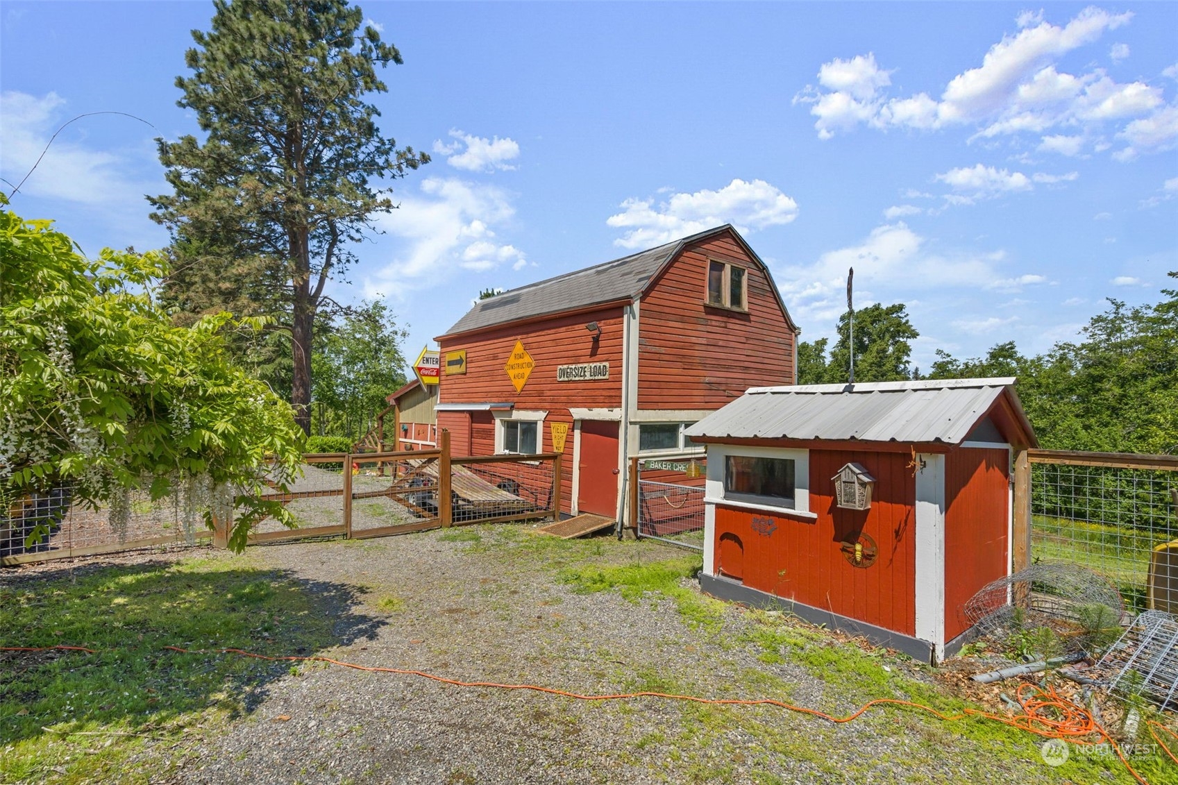 916 McLeod Road Bellingham, WA 98226 - Photo 33 of 40 front view of a house with a yard