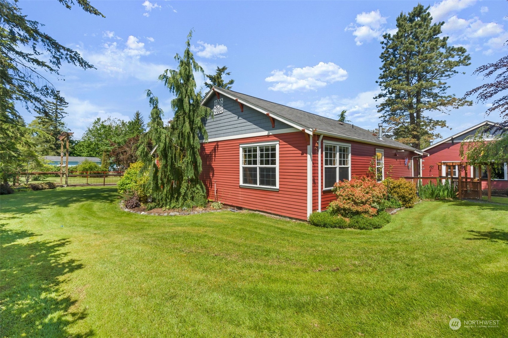 916 McLeod Road Bellingham, WA 98226 - Photo 38 of 40 a front view of a house with garden
