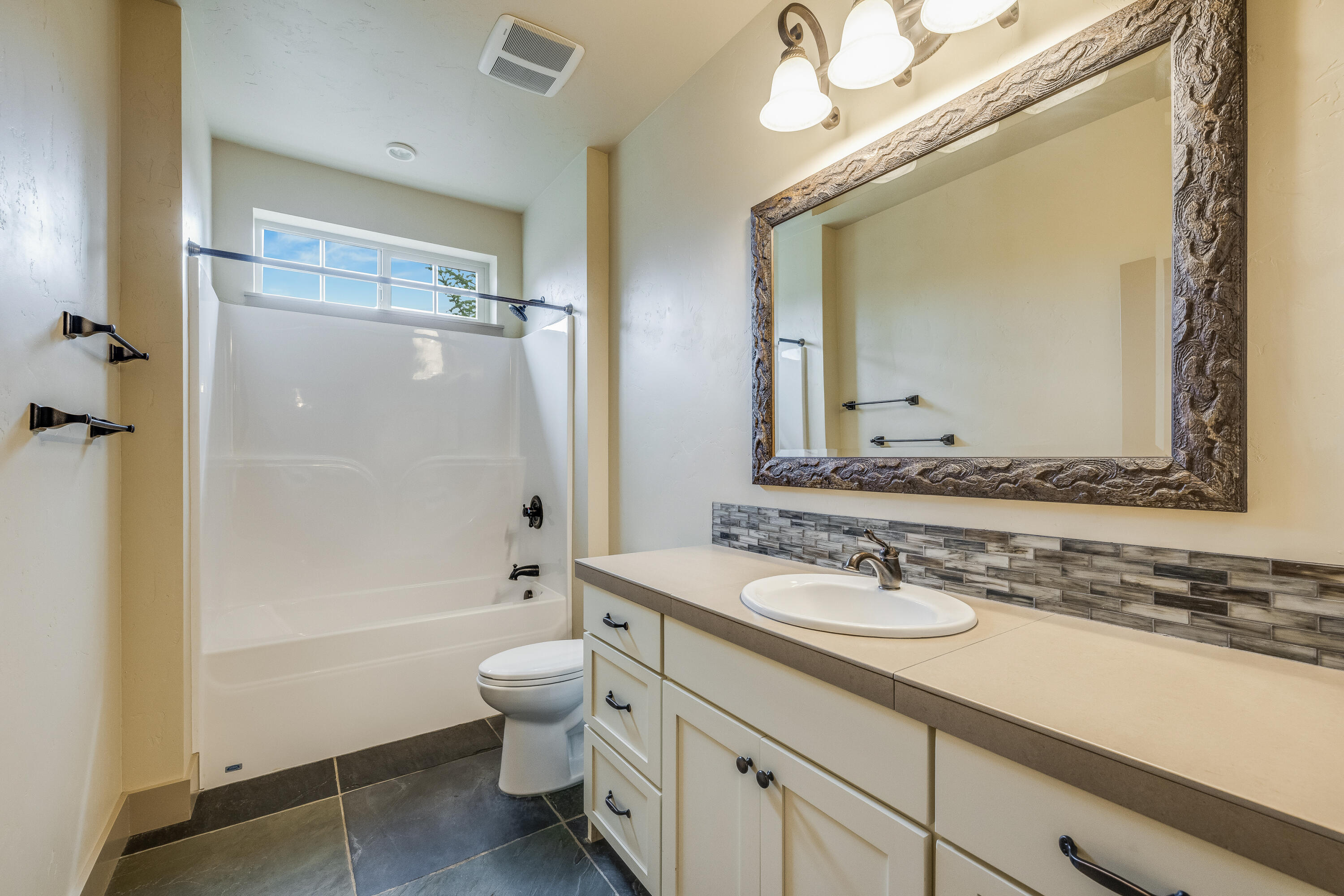 243 Northwest Saddle Ridge Loop Prineville, OR 97754 - Photo 24 of 35 Shared Bathroom