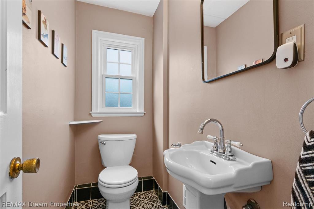 469 Moran Road Grosse Pointe, MI 48236 - Photo 13 of 28