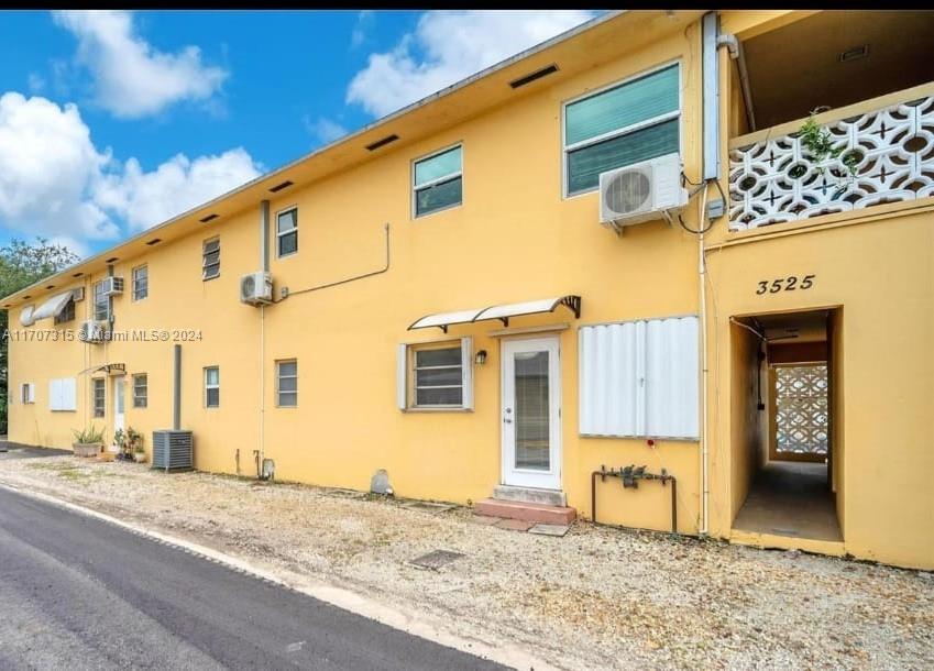 3525 Polk Street, Unit 5 Hollywood, FL 33021 - Photo 12 of 12 Back entrance and back parking