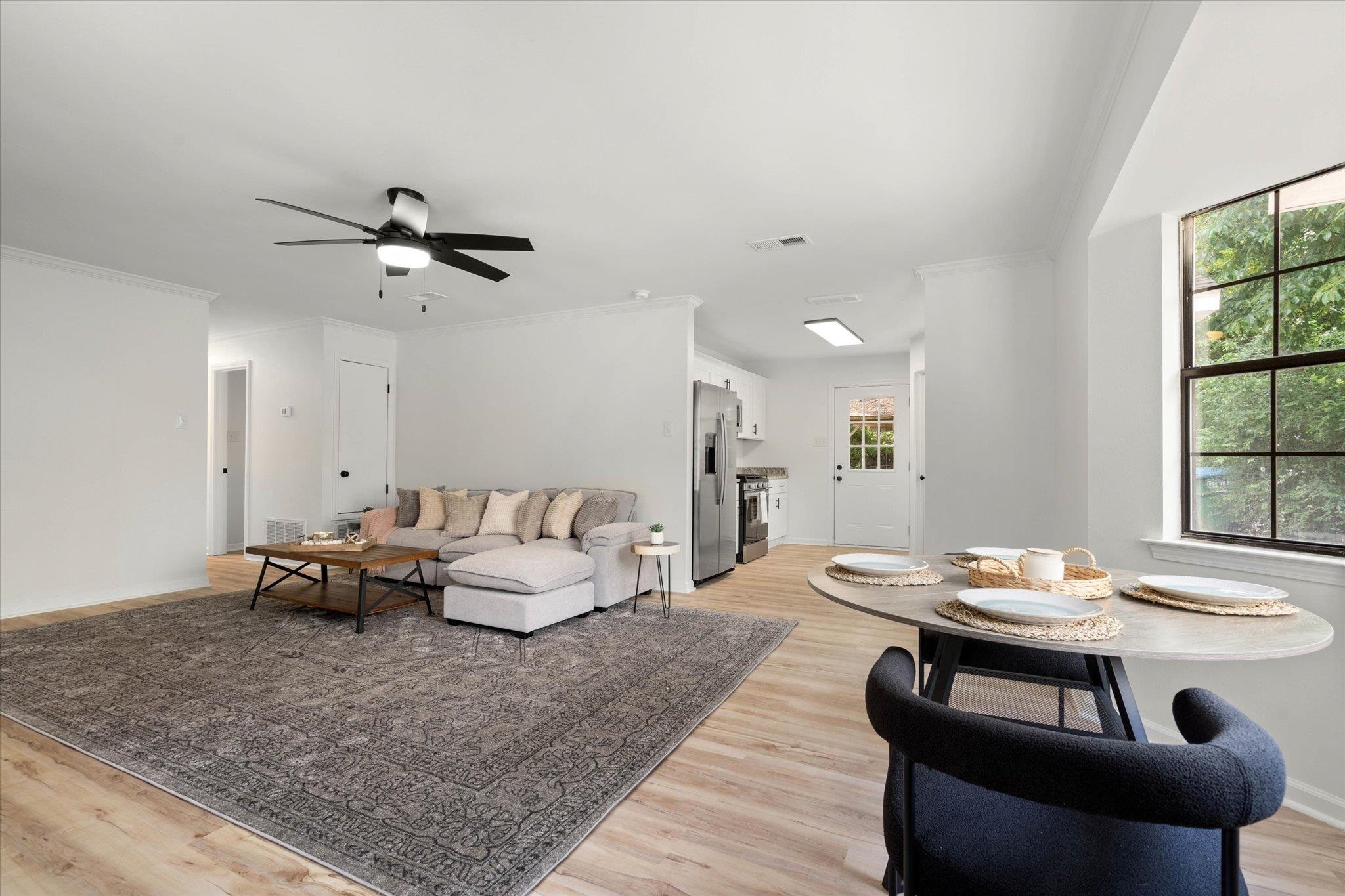 141 Sara Avenue South Daphne, AL 36527 - Photo 5 of 28 Living Room