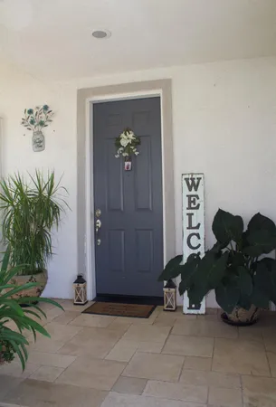 a view of entryway with livingroom