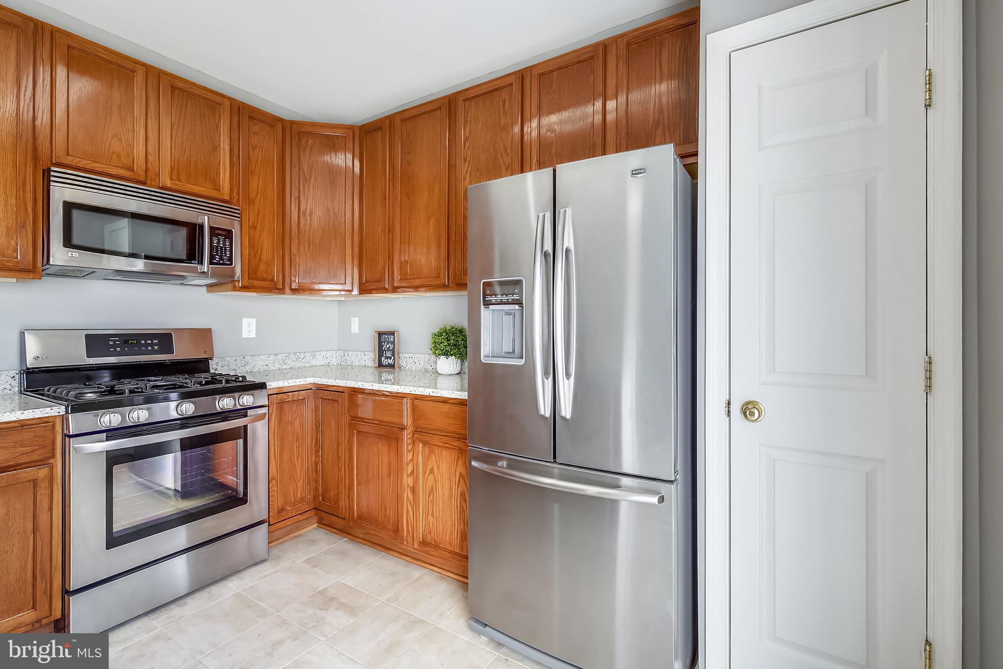 12157 Amber Ridge Circle Germantown, MD 20876 - Photo 11 of 36 Gorgeous Updated Kitchen w/New Granite countertops