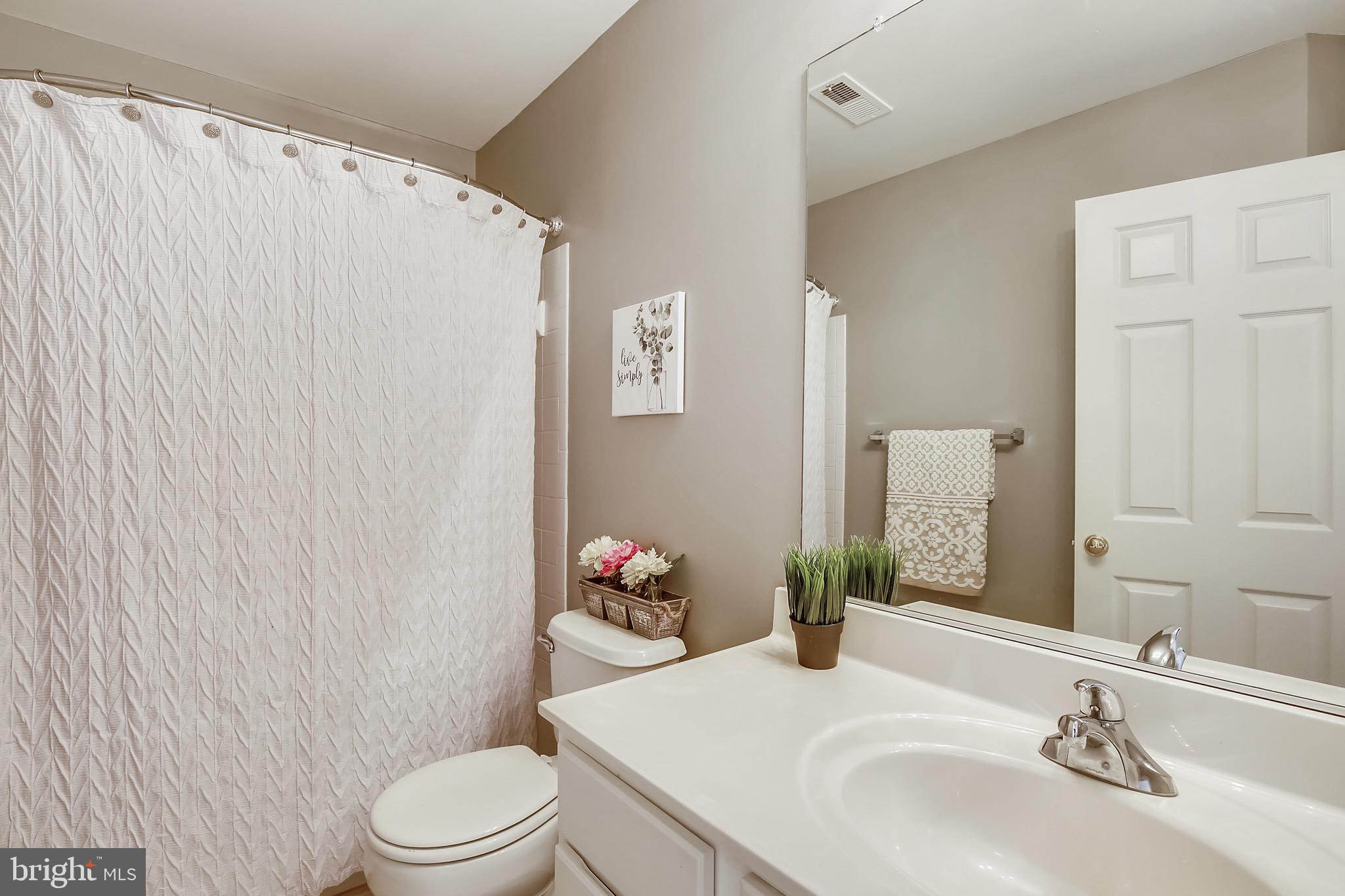 12157 Amber Ridge Circle Germantown, MD 20876 - Photo 29 of 36 Hall bath on Bedroom Level
