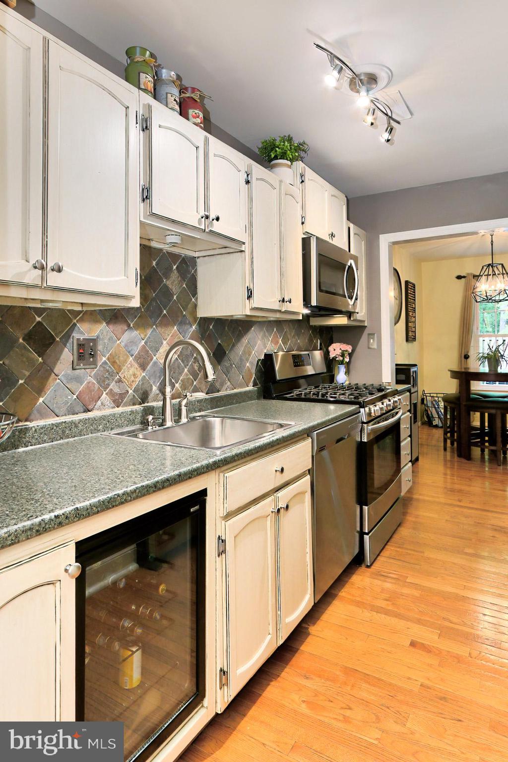 2404 Wanda Way Reston, VA 20191 - Photo 8 of 34 Decorative Touches are Plentiful!