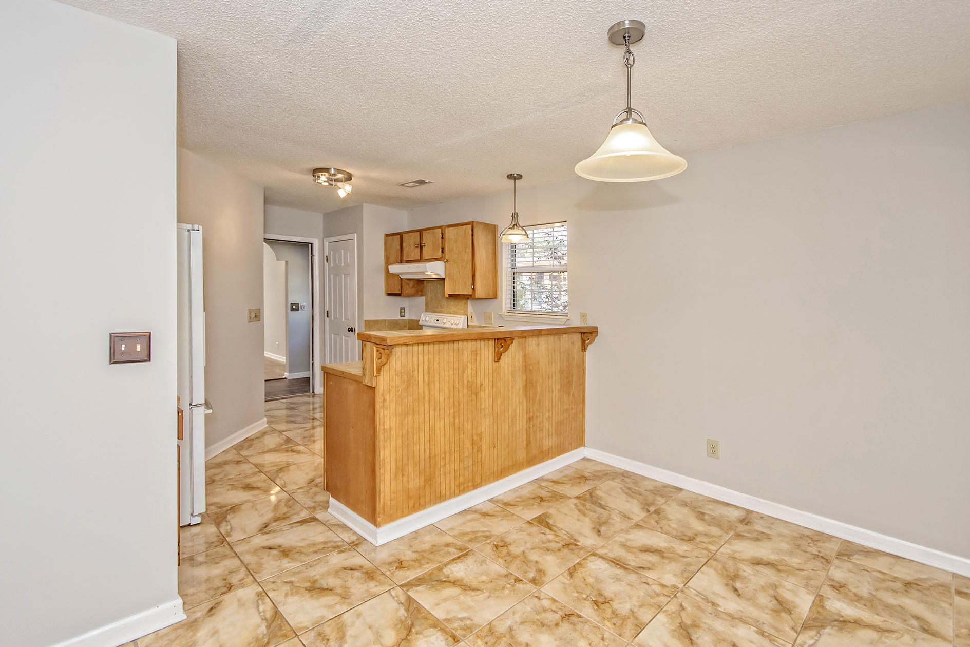 2412 Castlereagh Road Charleston, SC 29414 - Photo 12 of 47 Eating Area and Kitchen