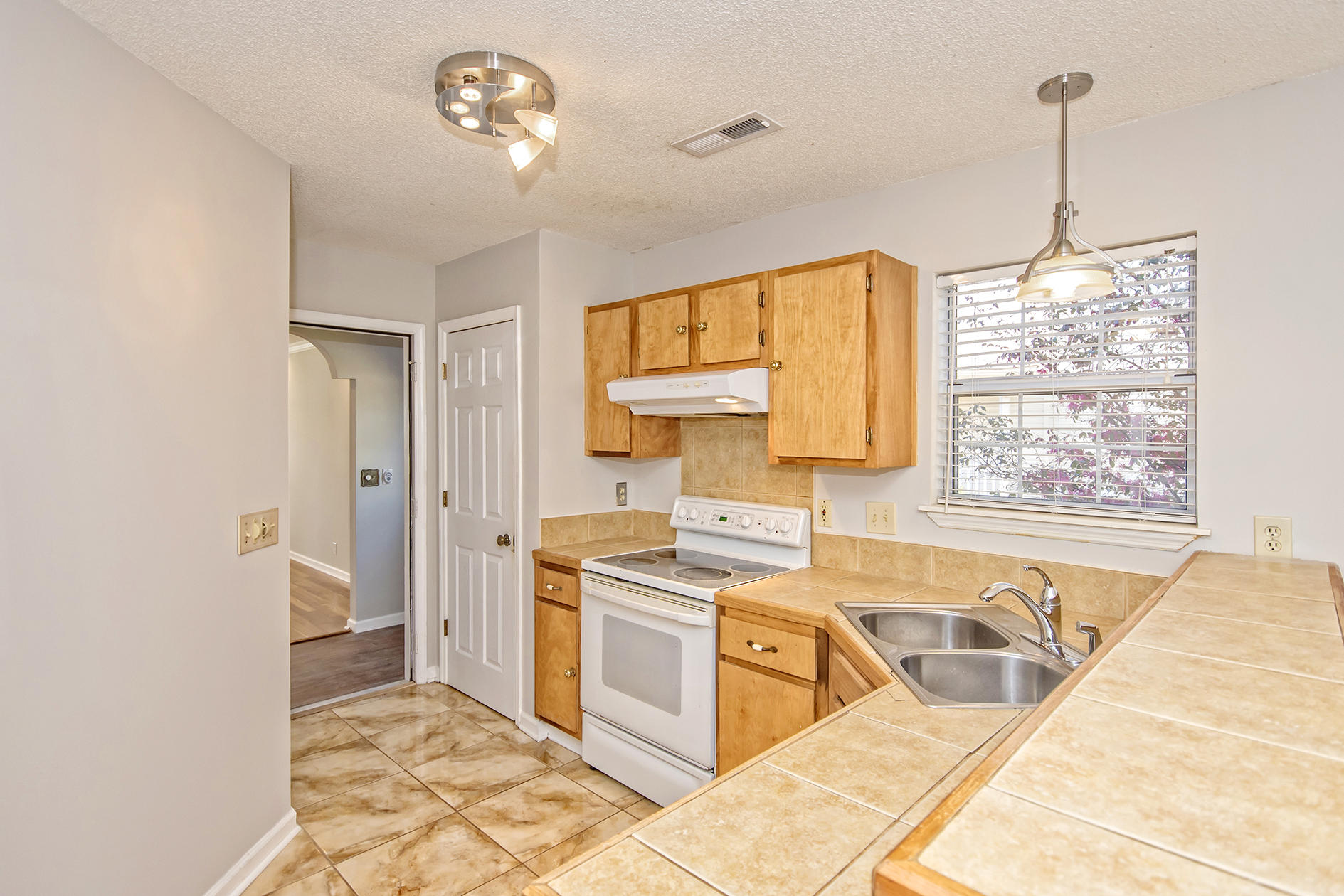 2412 Castlereagh Road Charleston, SC 29414 - Photo 15 of 47 Kitchen