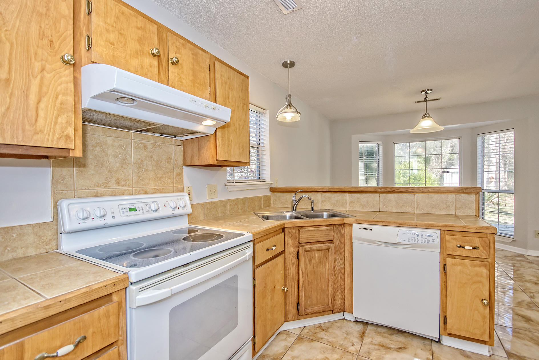 2412 Castlereagh Road Charleston, SC 29414 - Photo 17 of 47 Kitchen