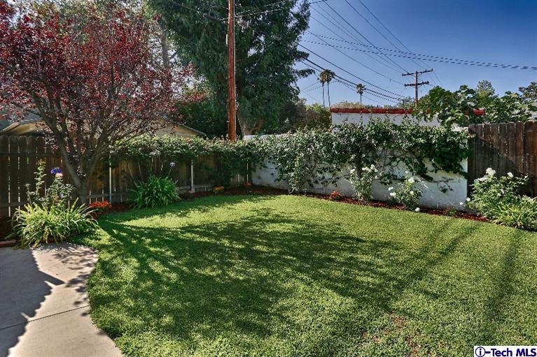 1915 Cañada Boulevard Glendale, CA 91208 - Photo 40 of 42 a view of a yard with plants and large trees