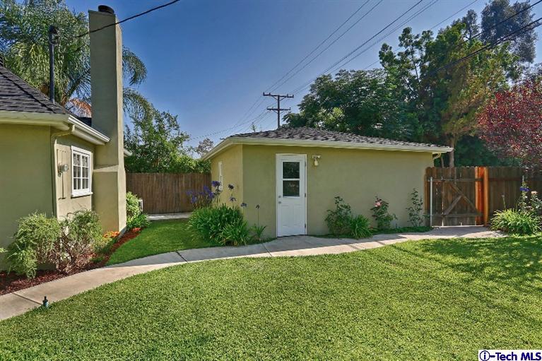 1915 Cañada Boulevard Glendale, CA 91208 - Photo 41 of 42 a front view of house with yard and green space