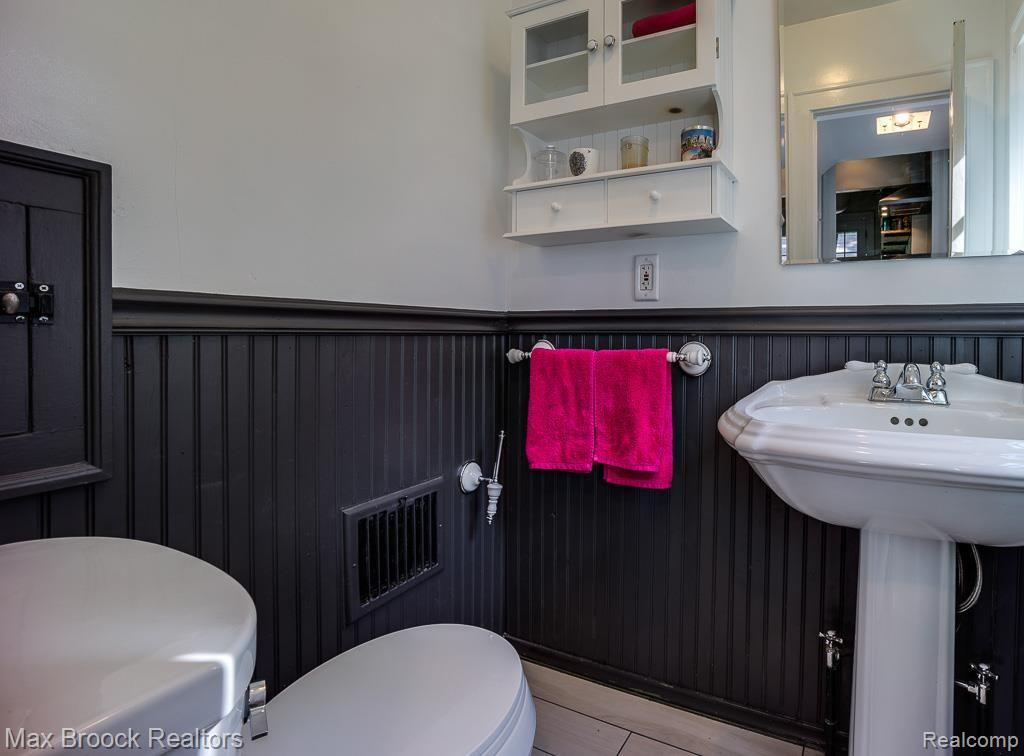 21 Wellesley Drive Pleasant Ridge, MI 48069 - Photo 18 of 20 First Floor Lavatory