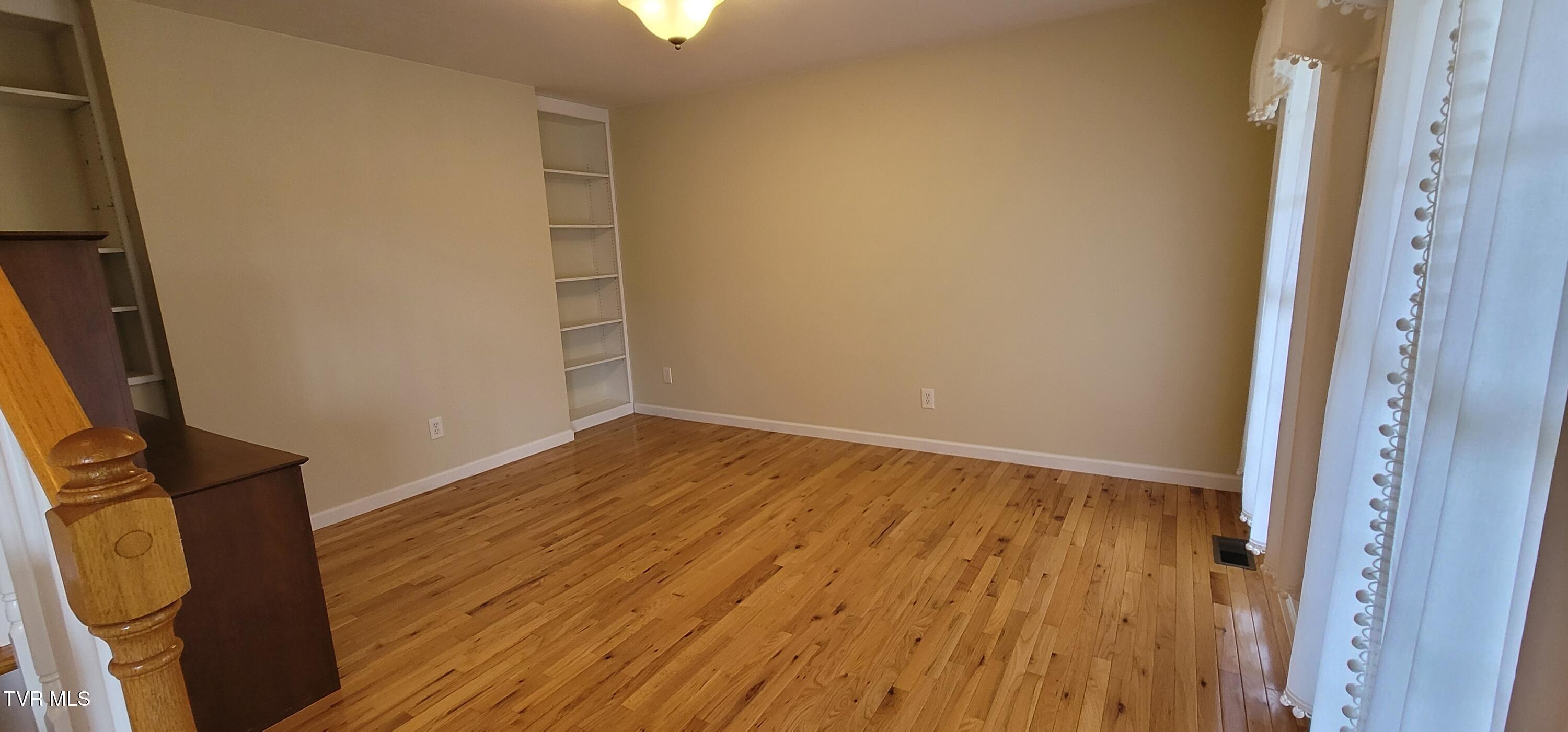 392 Reynolds Road Elizabethton, TN 37643 - Photo 7 of 43 20251108_113154