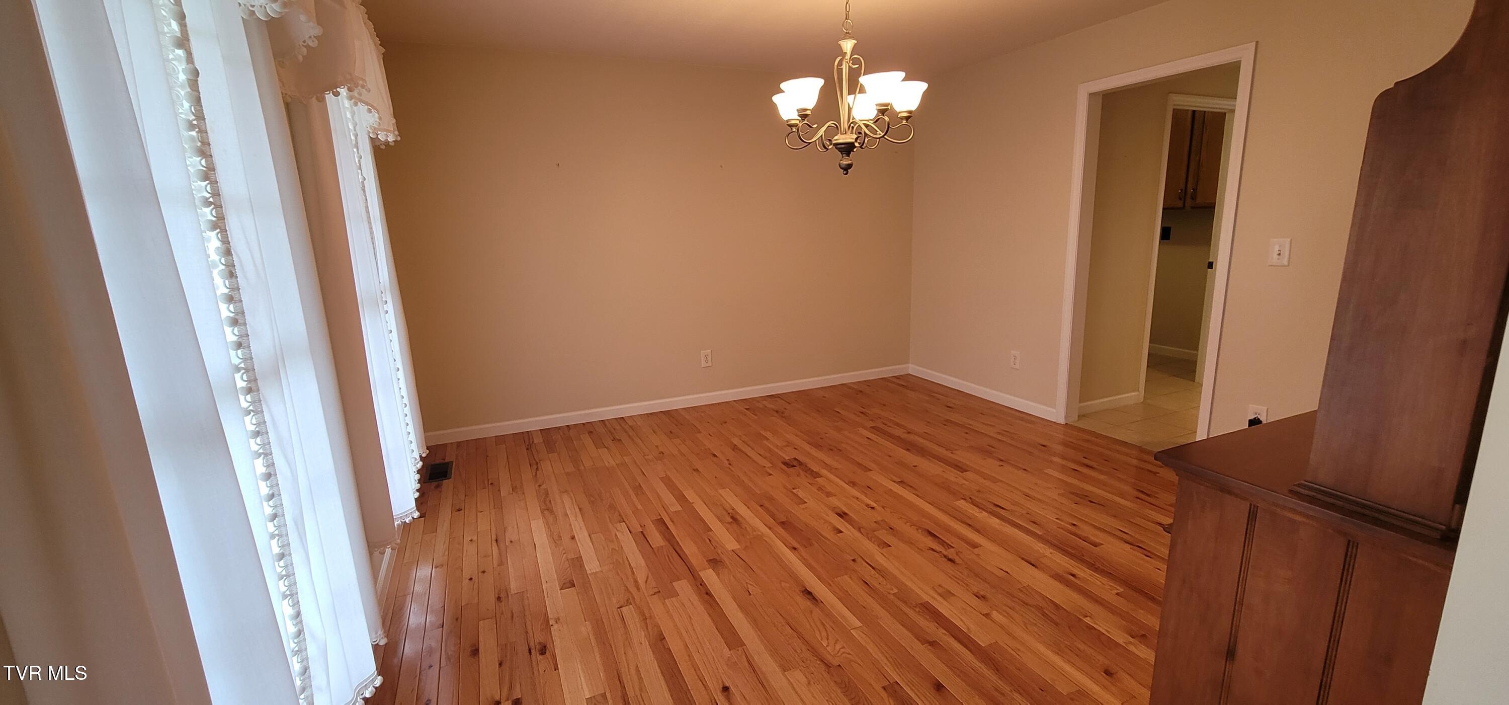 392 Reynolds Road Elizabethton, TN 37643 - Photo 9 of 43 20251108_113100