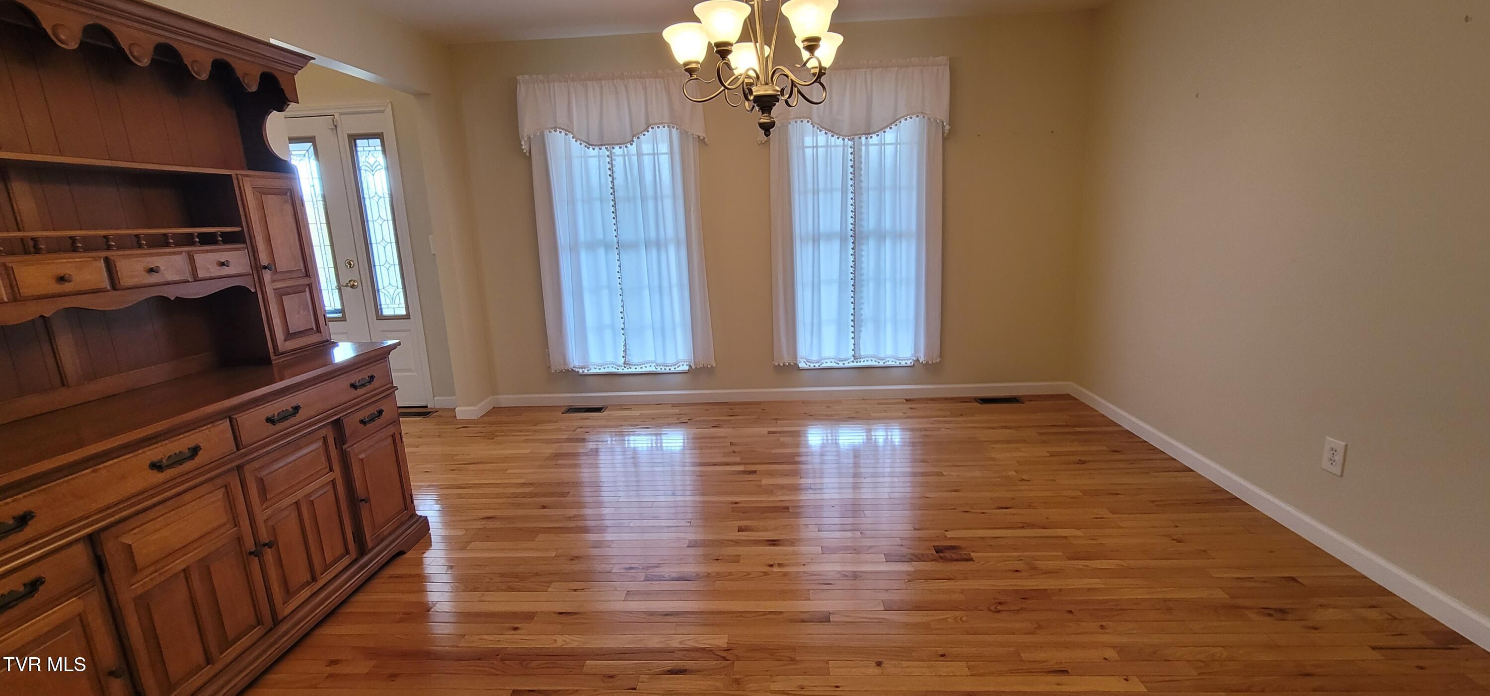 392 Reynolds Road Elizabethton, TN 37643 - Photo 10 of 43 20251108_112943