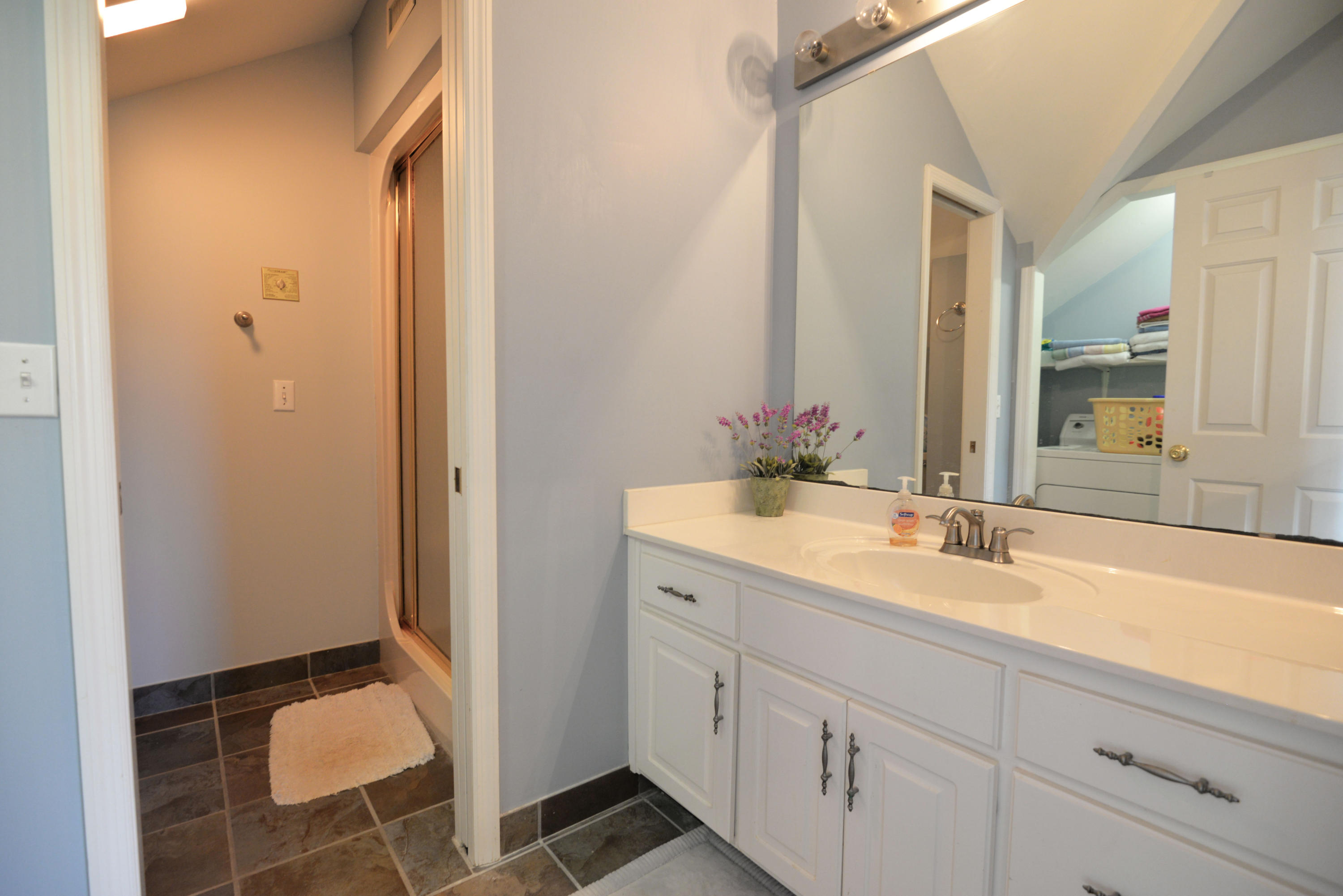 5720 Vincent Road Chattanooga, TN 37416 - Photo 46 of 64 Apartment full bath and laundry closet