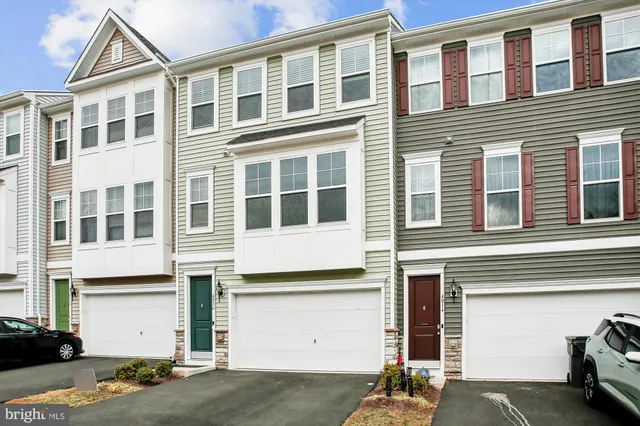 $3,400 | 4016 Shire Meadow Lane, Triangle, VA 22172