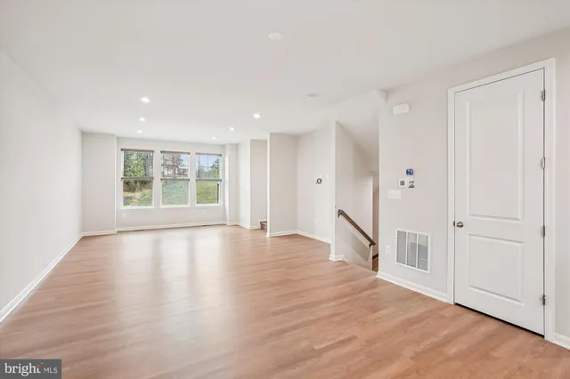 $3,400 | 4016 Shire Meadow Lane, Triangle, VA 22172