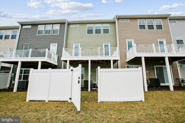 $3,400 | 4016 Shire Meadow Lane, Triangle, VA 22172