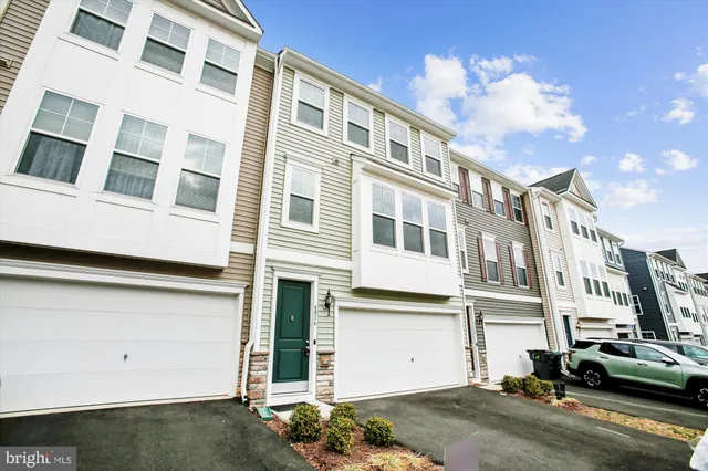 $3,400 | 4016 Shire Meadow Lane, Triangle, VA 22172