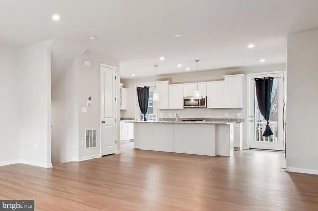 $3,400 | 4016 Shire Meadow Lane, Triangle, VA 22172