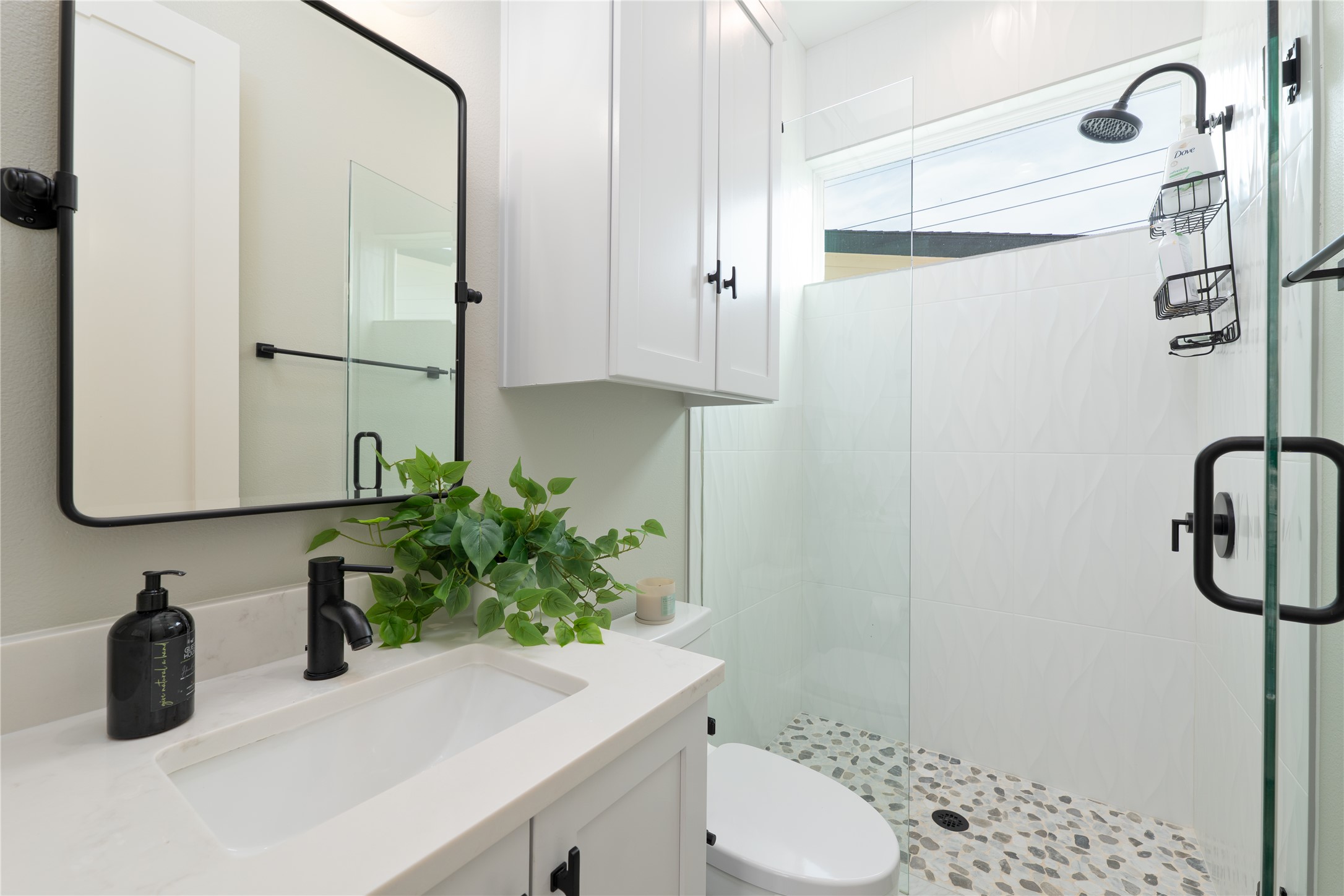 2004 Chestnut Avenue, Unit 1 Austin, TX 78722 - Photo 33 of 39 Upstairs casita full bath