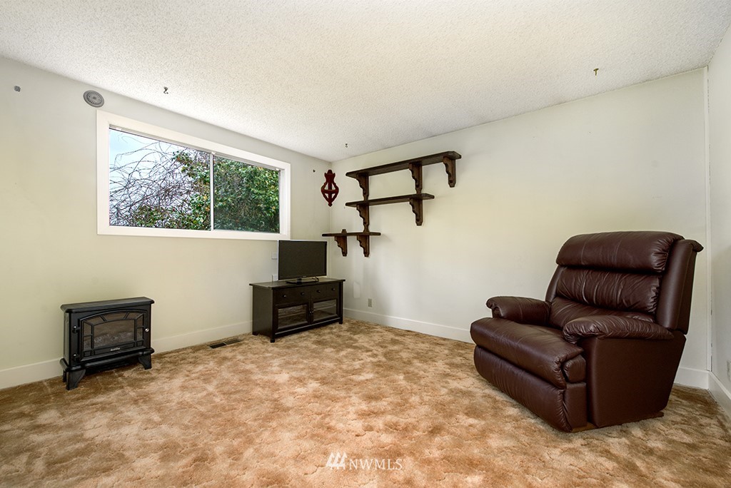 807 Union Street Northeast Renton, WA 98056 - Photo 20 of 38 a living room with furniture