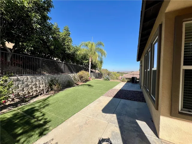 a view of a backyard with pathway
