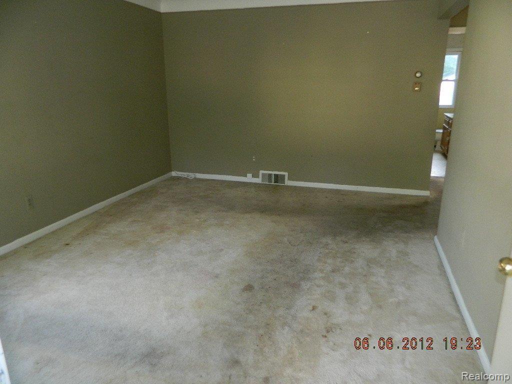 7827 Rutland Street Detroit, MI 48228 - Photo 6 of 15 Living Room