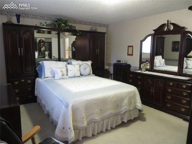 4527 Ridgeglen Road Colorado Springs, CO 80918 - Photo 15 of 35