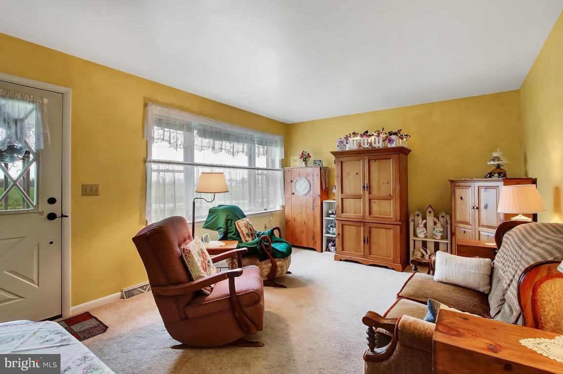686 South Colebrook Road Manheim, PA 17545 - Photo 4 of 40
