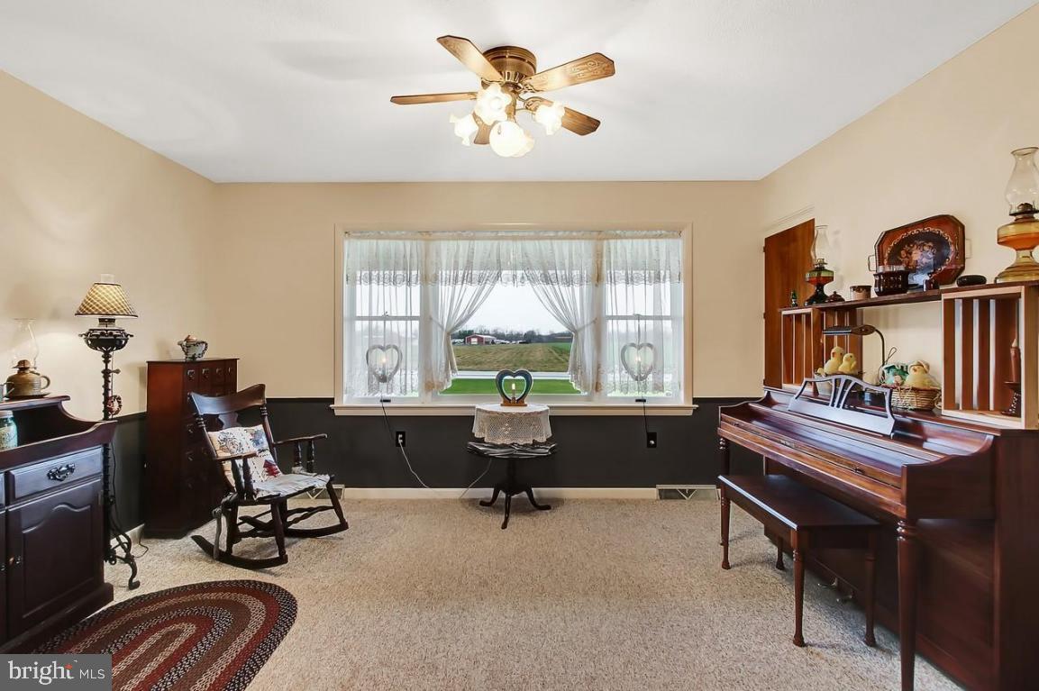 686 South Colebrook Road Manheim, PA 17545 - Photo 5 of 40