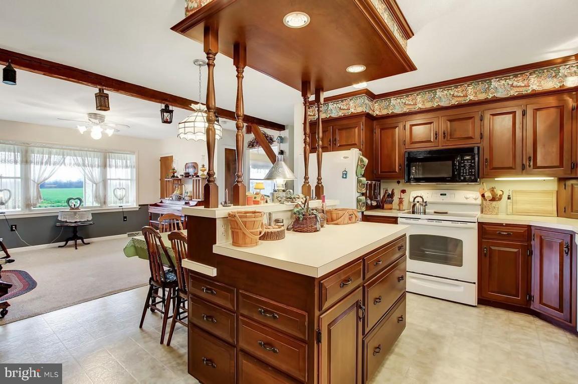 686 South Colebrook Road Manheim, PA 17545 - Photo 8 of 40