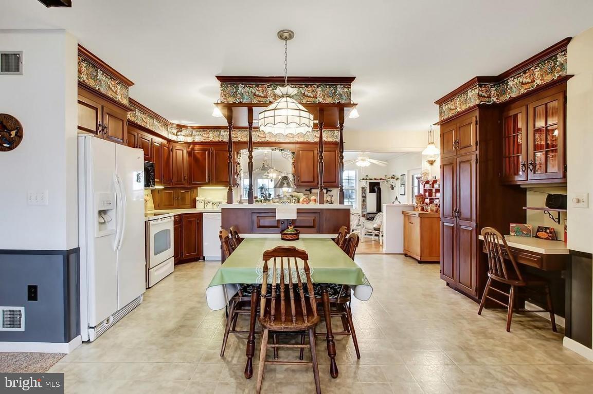 686 South Colebrook Road Manheim, PA 17545 - Photo 10 of 40