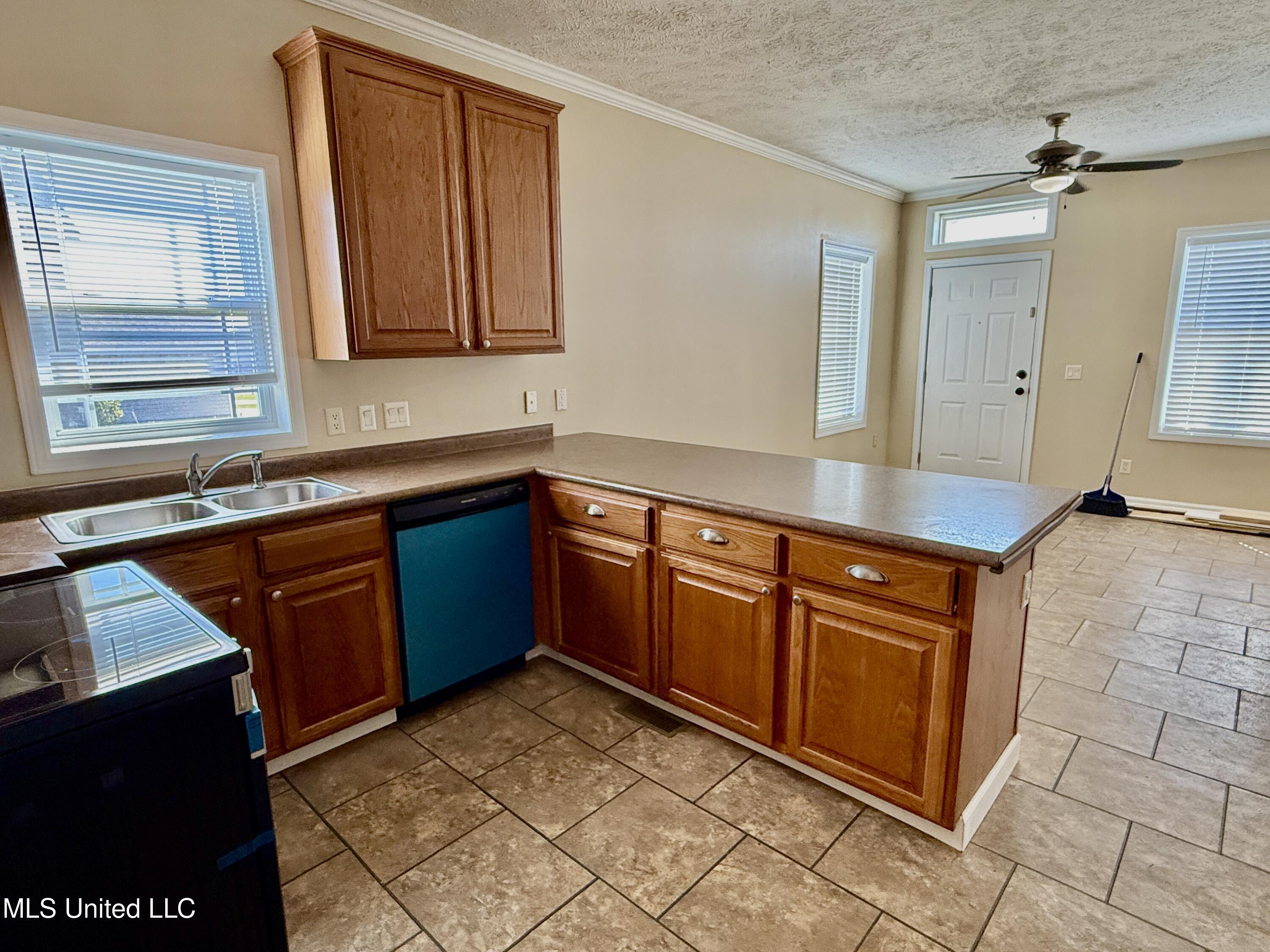 2000 Magazine Street, Unit B Ocean Springs, MS 39564 - Photo 11 of 28 Kitchen