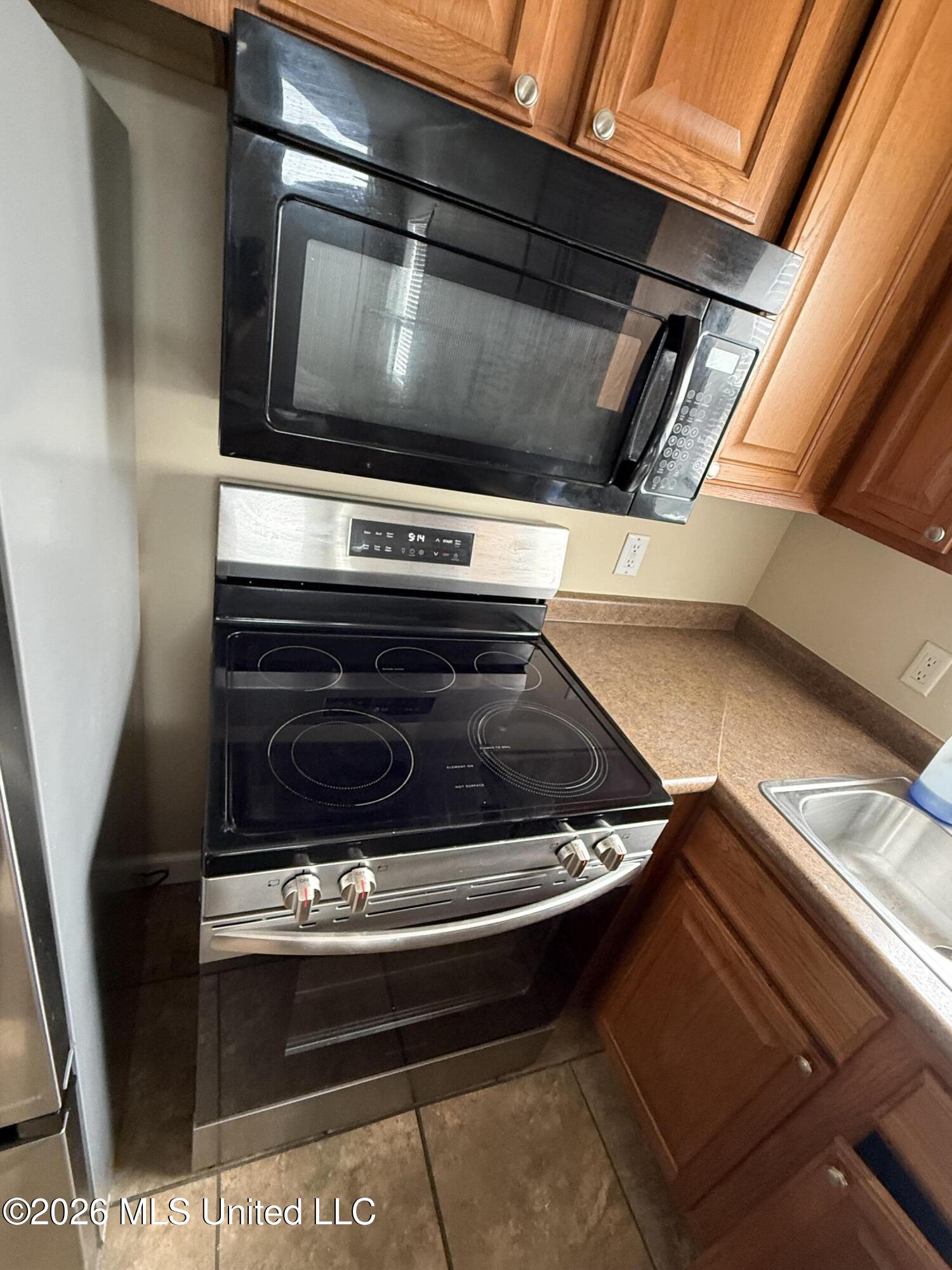 2000 Magazine Street, Unit B Ocean Springs, MS 39564 - Photo 13 of 28 Range/ microwave