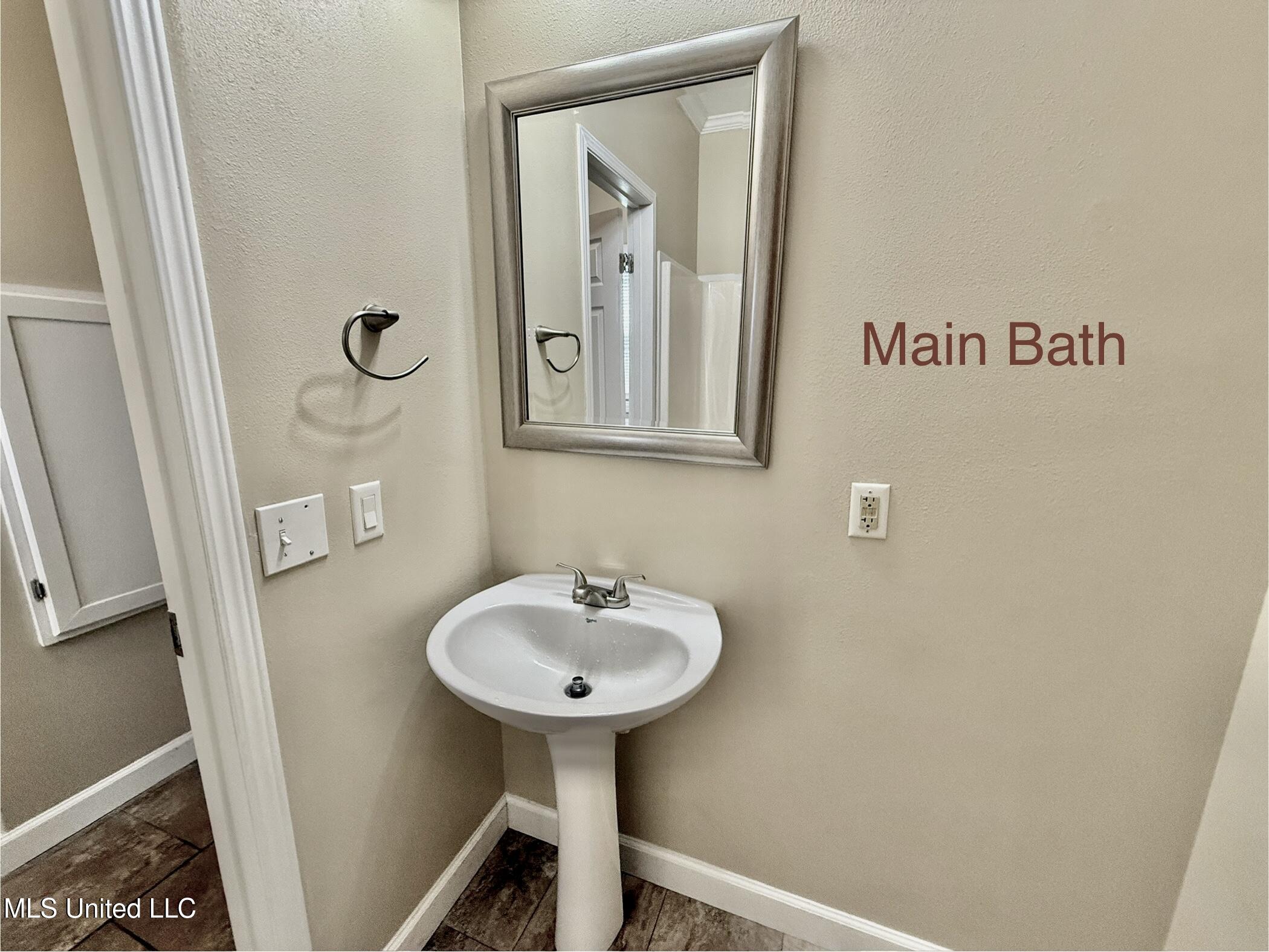 2000 Magazine Street, Unit B Ocean Springs, MS 39564 - Photo 16 of 28 Main Bath