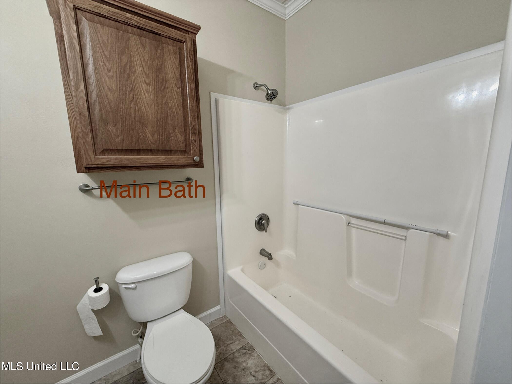 2000 Magazine Street, Unit B Ocean Springs, MS 39564 - Photo 17 of 28 Main Bath