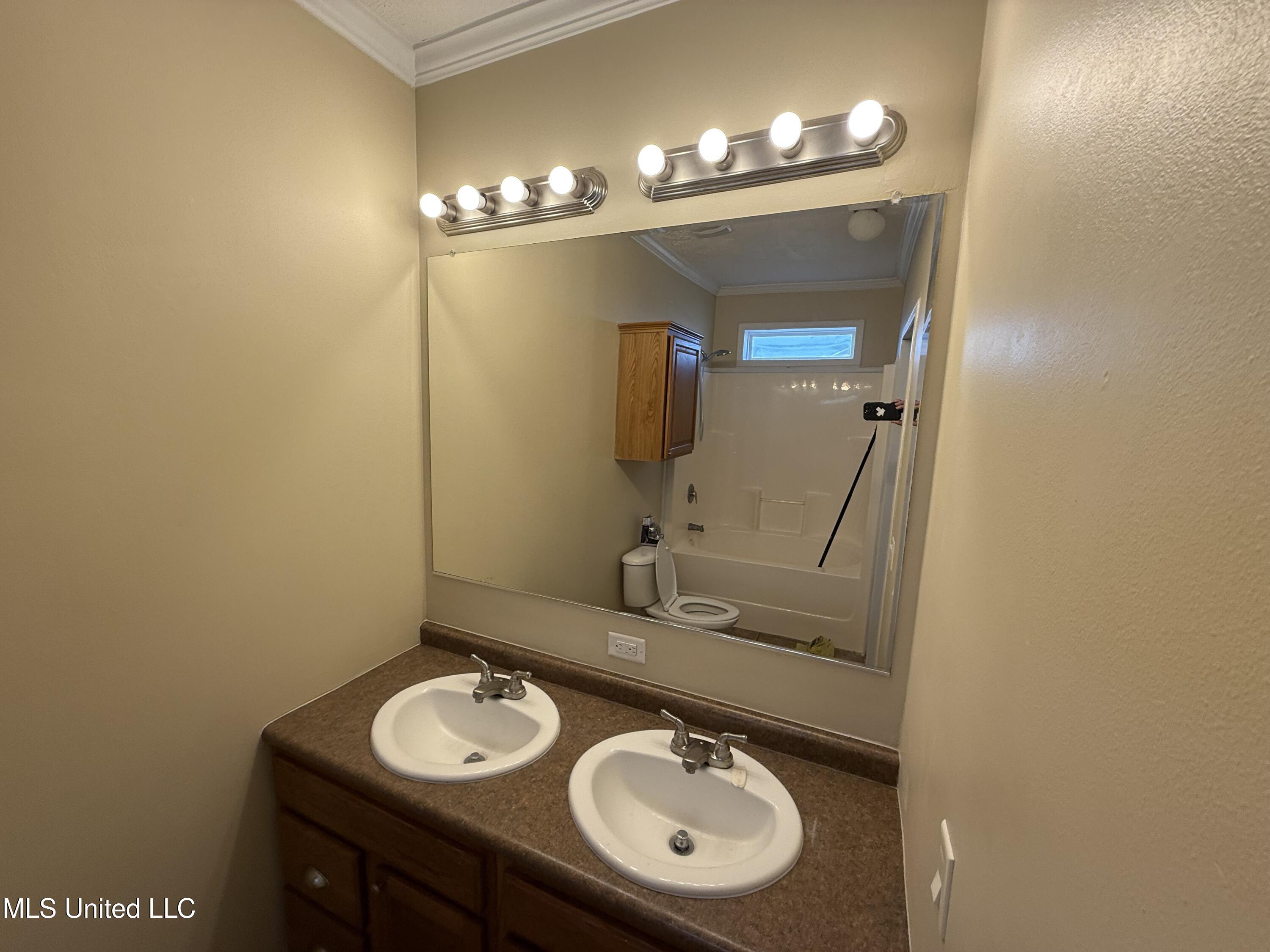 2000 Magazine Street, Unit B Ocean Springs, MS 39564 - Photo 20 of 28 Master bath