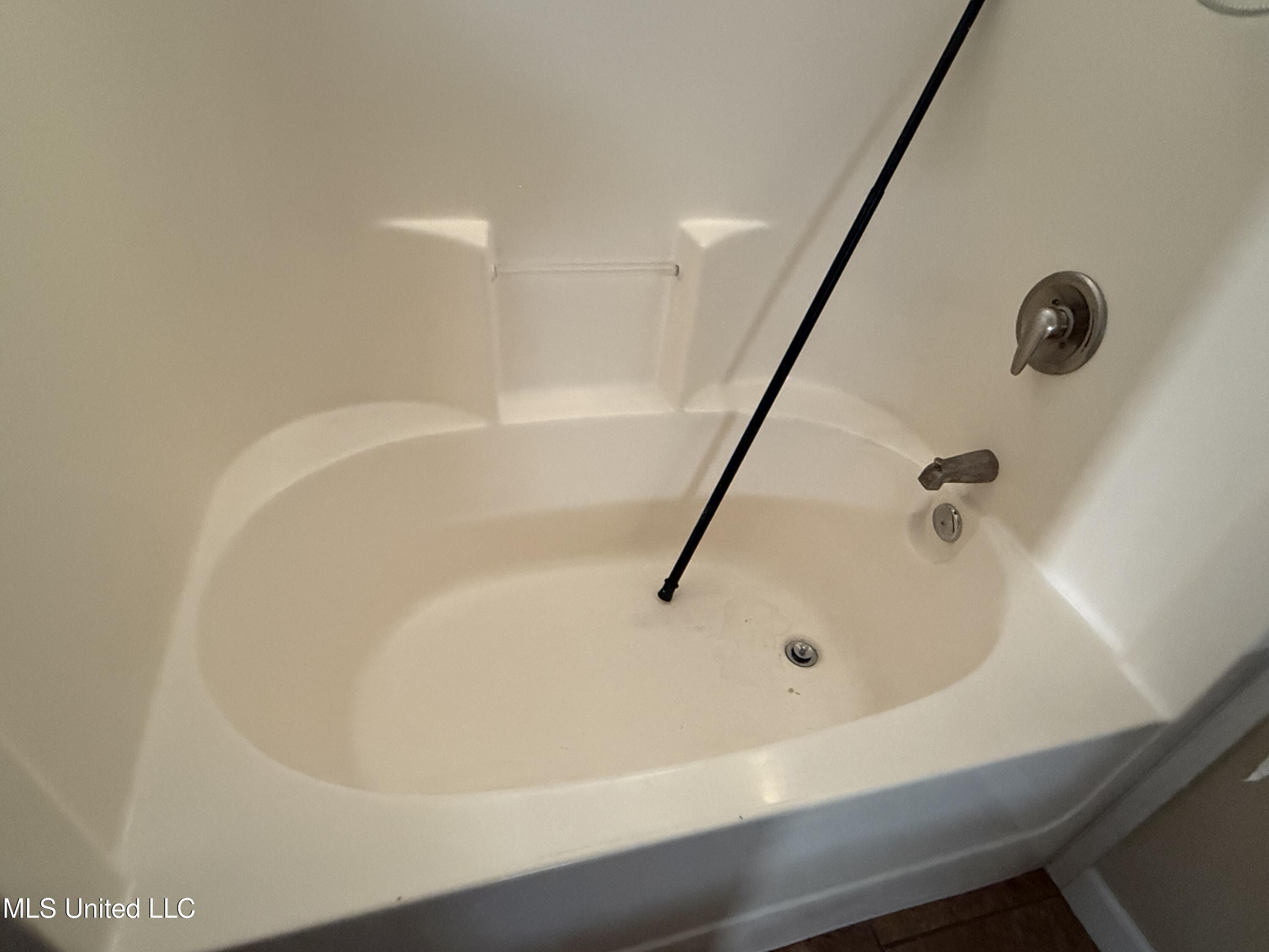 2000 Magazine Street, Unit B Ocean Springs, MS 39564 - Photo 23 of 28 Master ba