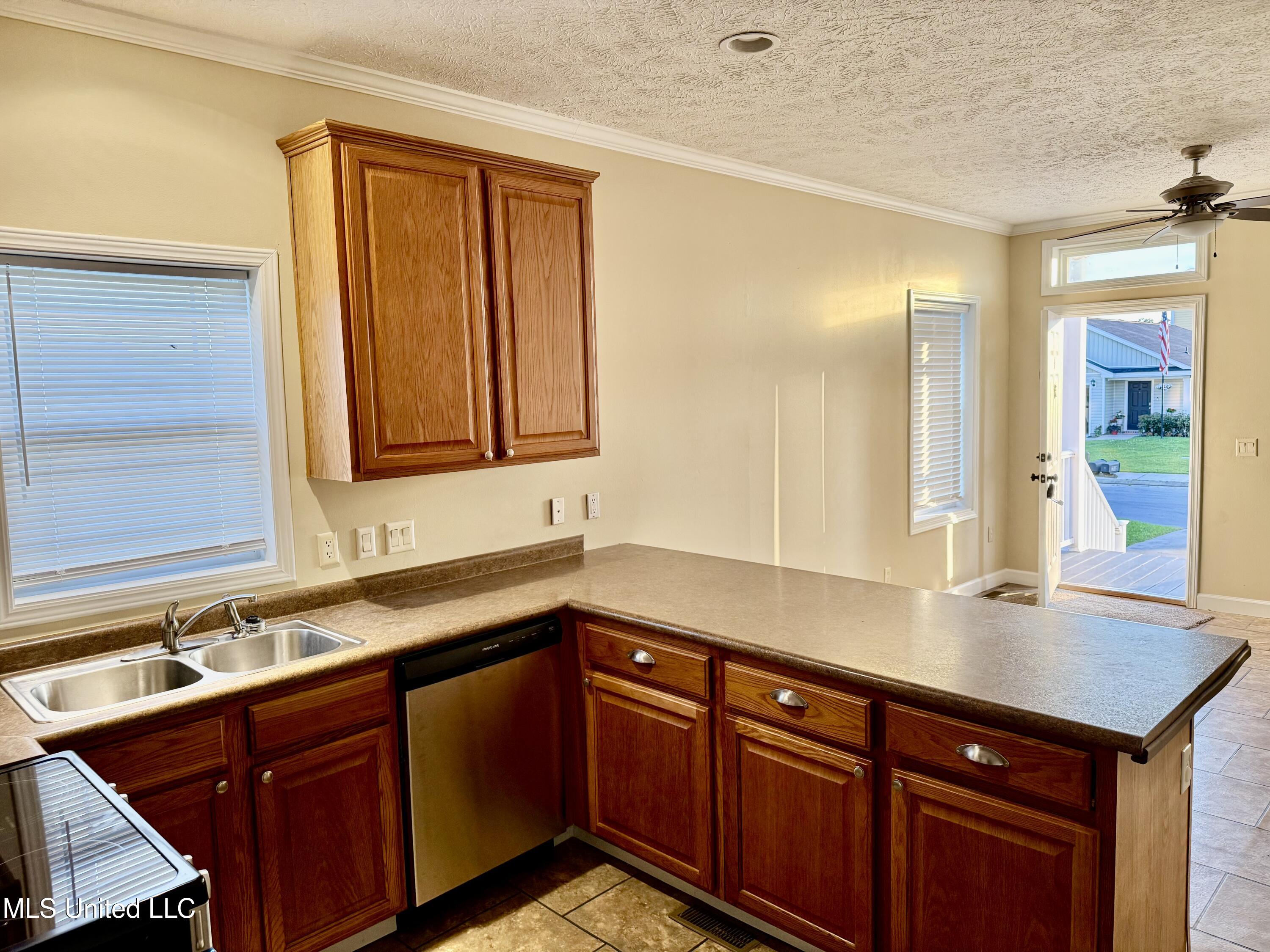 2000 Magazine Street, Unit B Ocean Springs, MS 39564 - Photo 28 of 28 IMG_1128